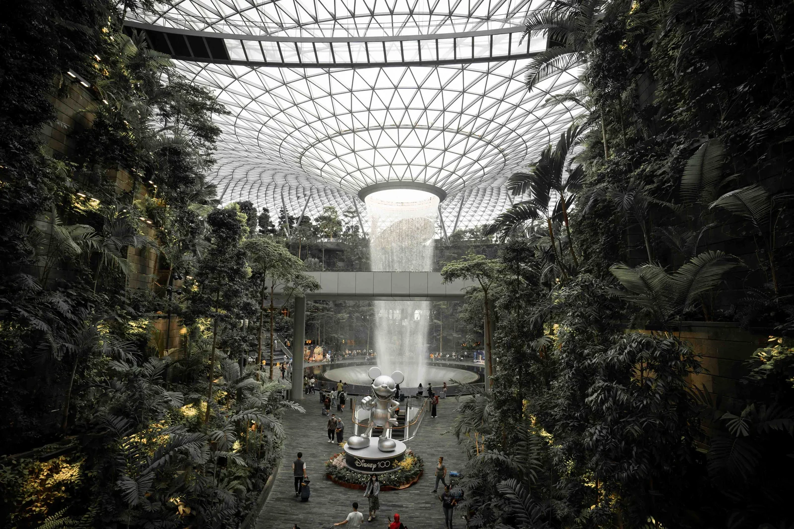 Wasserfall und begrünte Innenarchitektur im Jewel Changi Airport