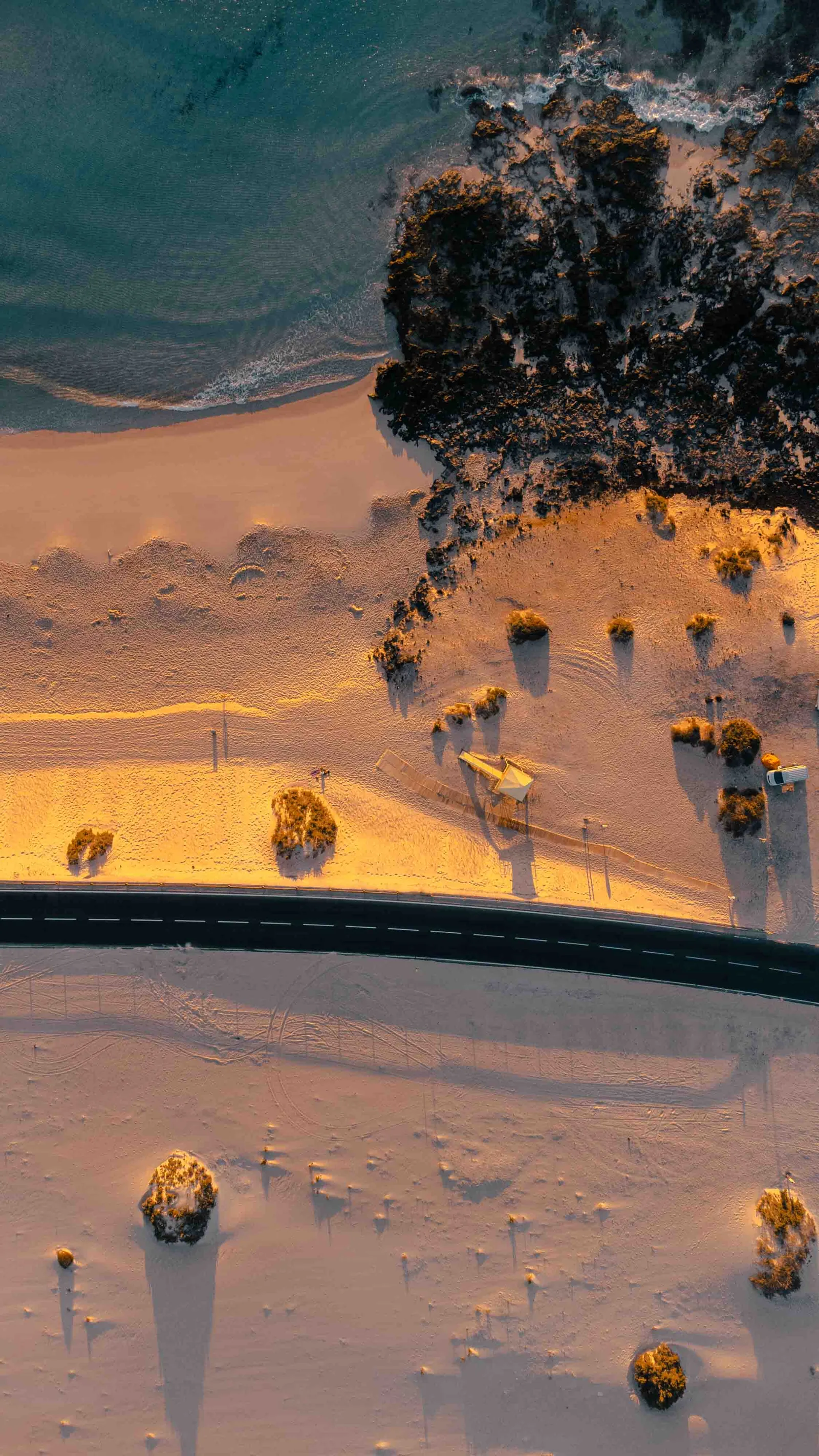 Luftaufnahme einer warmen Dünenlandschaft