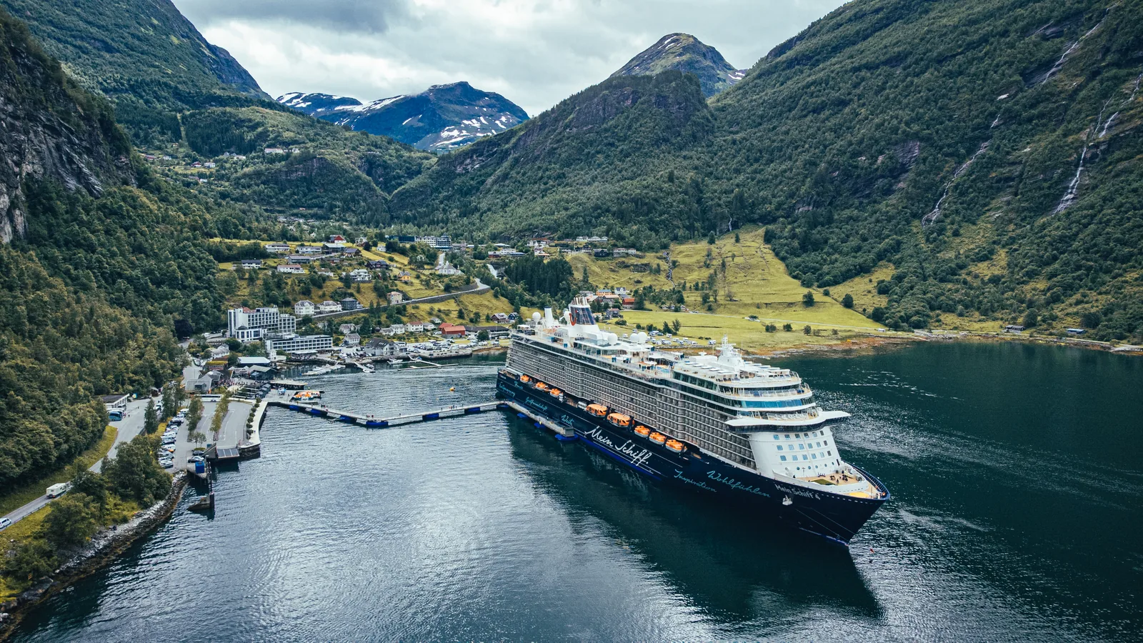 Kreuzfahrtschiff in einem norwegischen Fjord