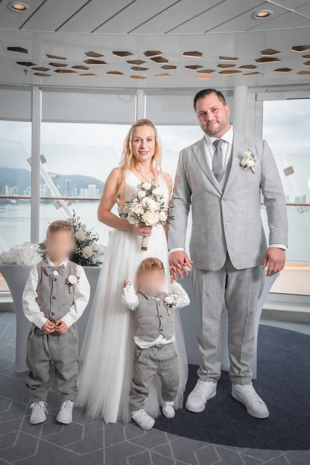 Brautpaar mit zwei Kindern bei einer Hochzeit an Bord