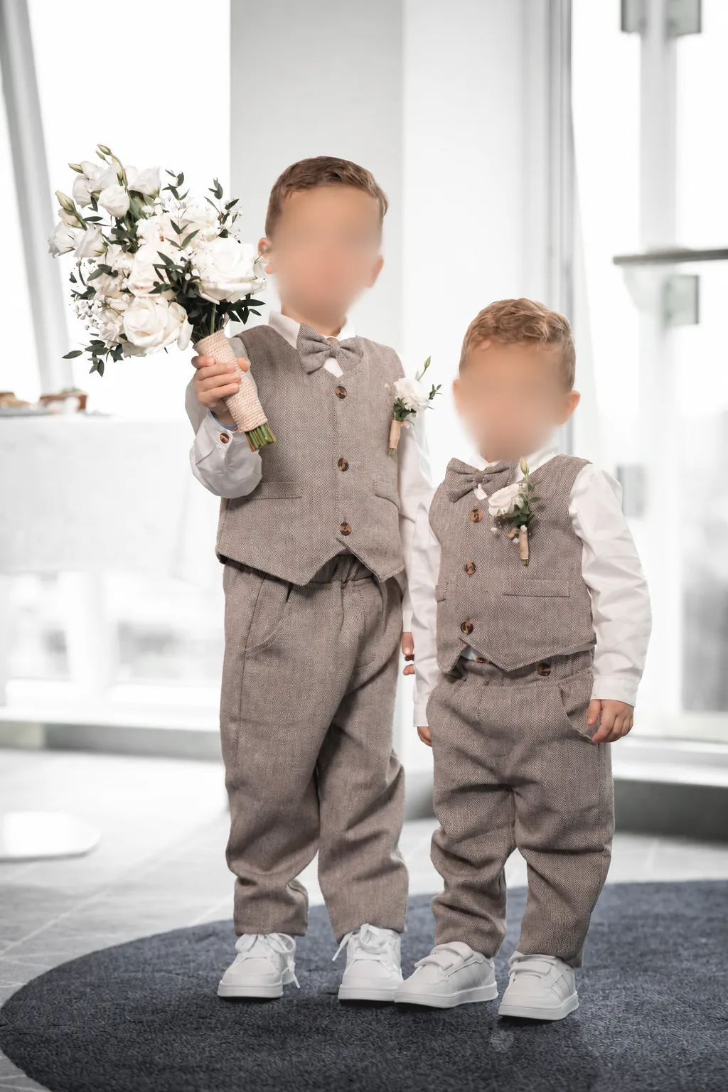 Zwei Kinder mit Blumenstrauß bei einer Hochzeit an Bord