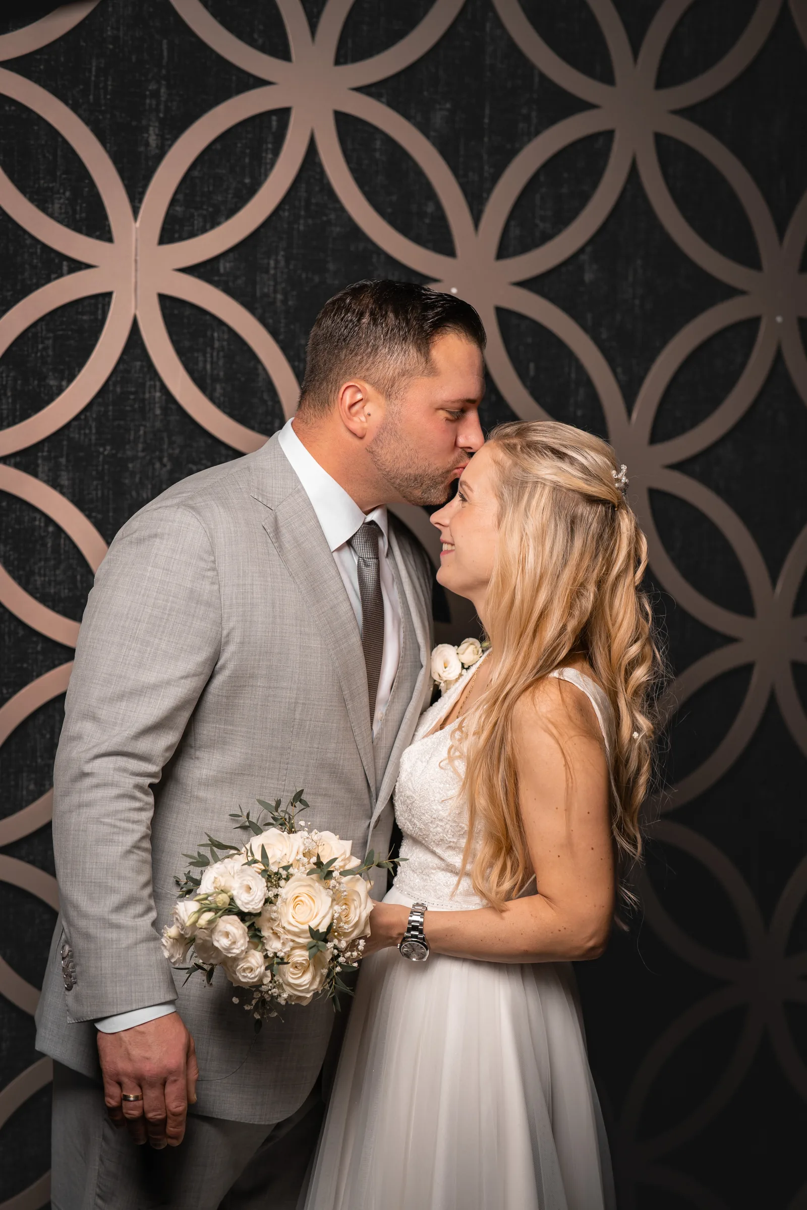 Brautpaar bei einem Kuss während einer Hochzeit