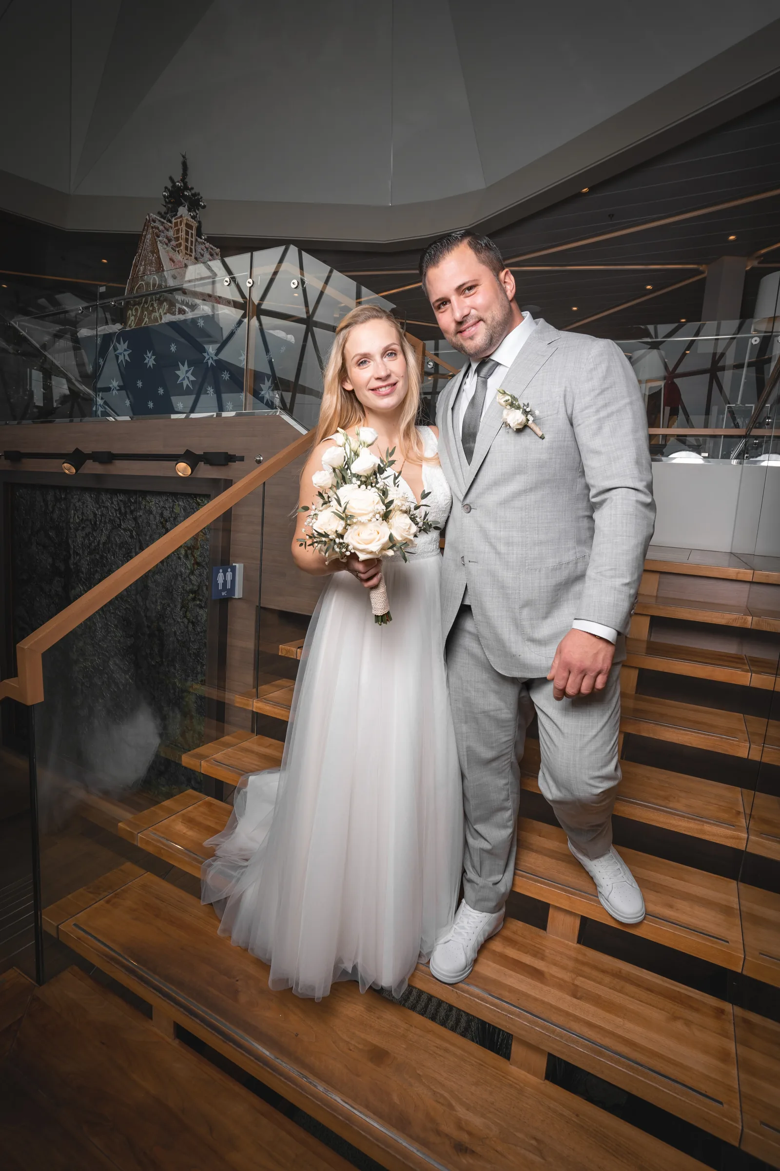 Brautpaar auf einer Treppe bei einer Hochzeit