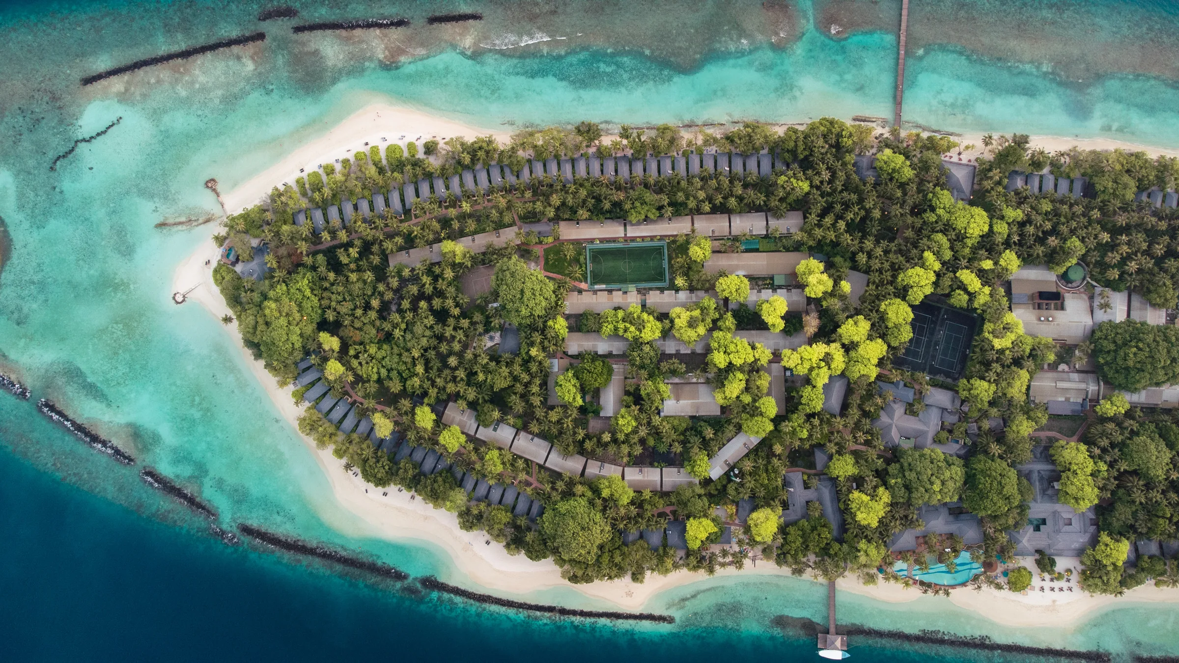Inselresort auf den Malediven aus der Vogelperspektive