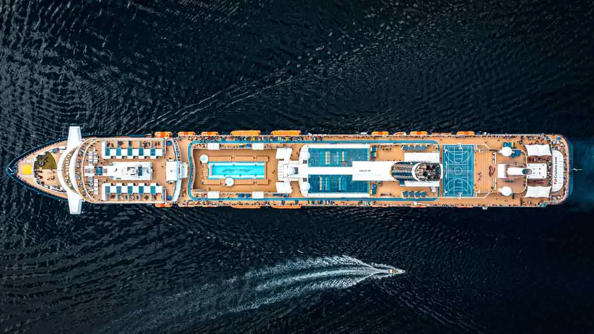 Mein Schiff im Geirangerfjord von oben